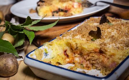 Placek z puree ziemniaczanego z salami i mozzarellą