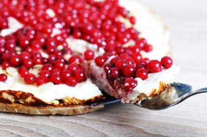 Tarta z czerwonymi porzeczkami - przepis na letni deser