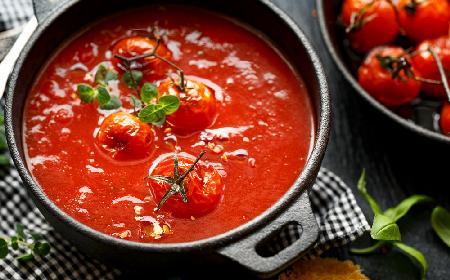 Zupa ze świeżych pomidorów z bazylią