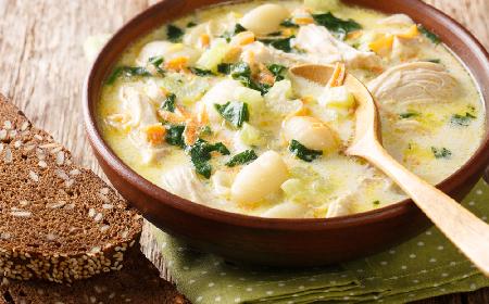 Kremowa zupa z kurczakiem i gotowymi gnocchi: sycąca i pyszna