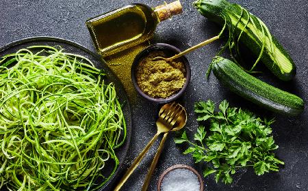 Cukiniowe spaghetti z pesto: dietetyczny obiad z cukinii w 10 minut