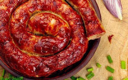 Biała kiełbasa w pikantnej marynacie - pieczona biała kiełbasa na ostro