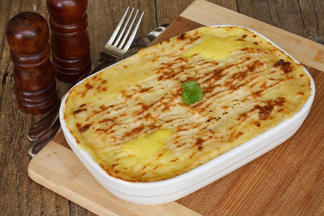 Zapiekanka ziemniaczana z łososiem i serem - pomysł na obiad