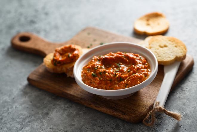 Pasta z ciecierzycy i pieczonej papryki - smaczny dodatek do chleba