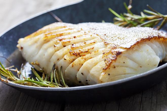 Pieczony dorsz z surówką z kapusty kiszonej z menu beszamel
