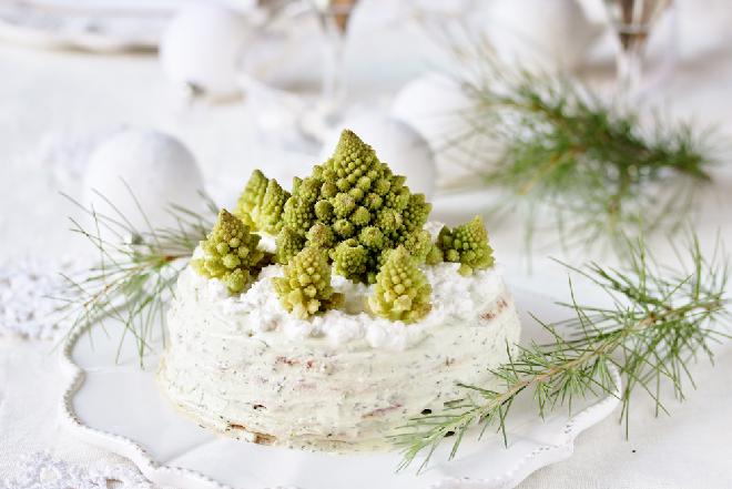 Efektowny tort sałatkowy: przepis