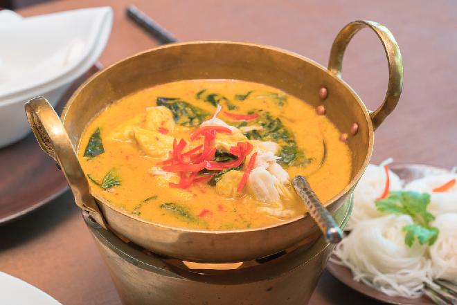 Aromatyczne curry z paluszków krabowych