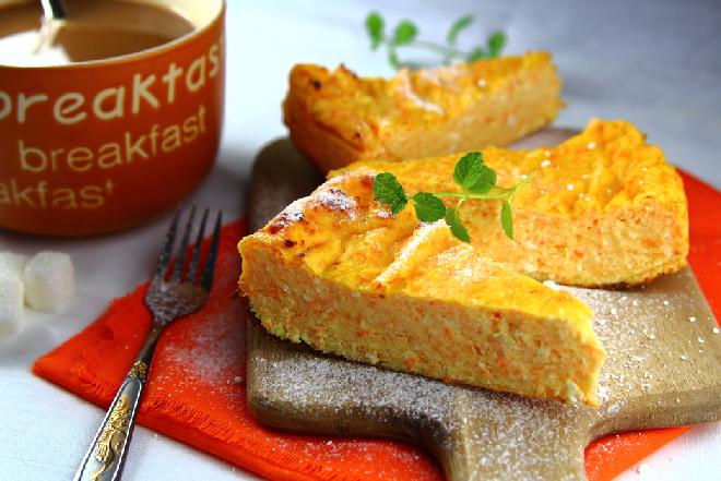 Pyszna zapiekanka z tartej marchwi i twarogu: marchewkowy sernik keto bez mąki