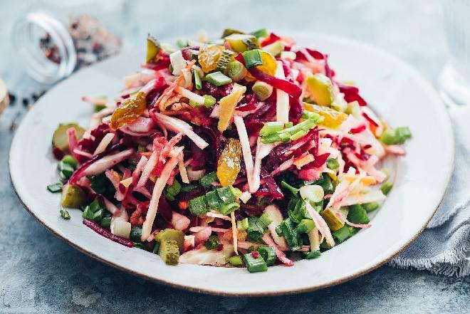 Kapuściany coleslaw z marchewką i burakiem