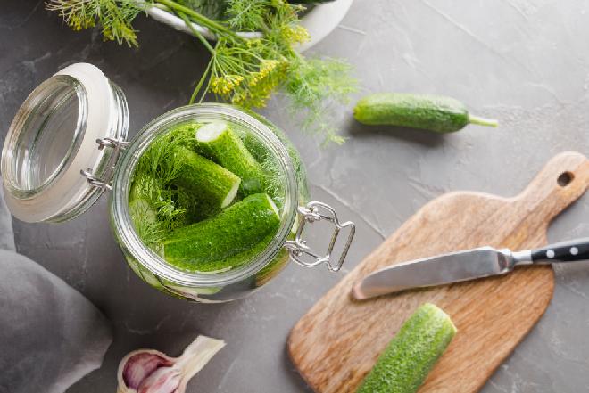 Oryginalne ogórki kwaszone kwaskiem cytrynowym: jędrne, chrupkie, korzenne