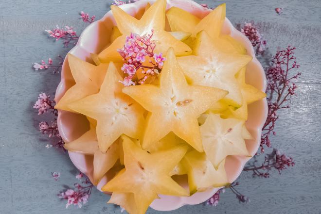 Tajski deser z karambolą - przepis na pyszny sos z mango i pomarańczy z karambolą i migdałami