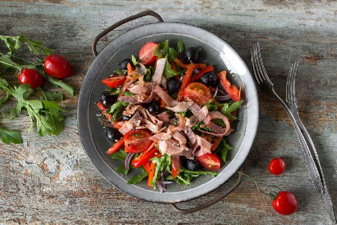 Sałatka z winogronami i prosciutto - ciekawe urozmaicenie świątecznego menu