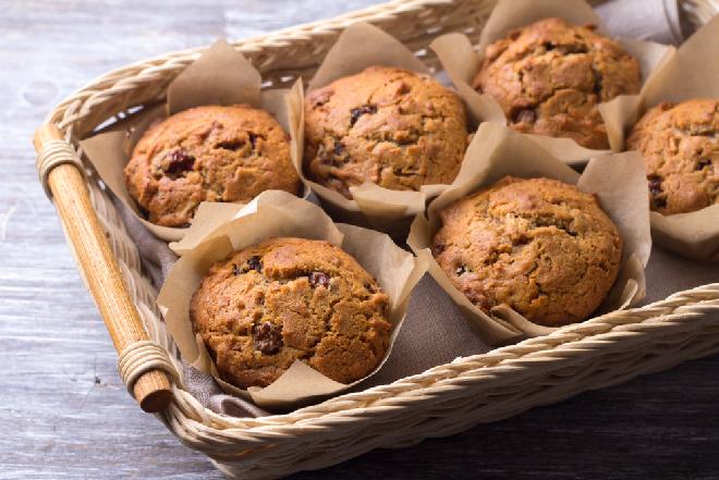 Gryczane muffinki czekoladowe z rodzynkami: łatwy przepis na bezglutenowe babeczki