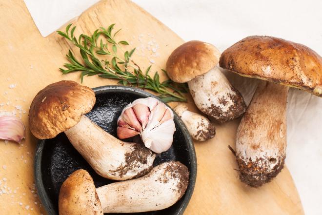 Grzyby leśne: szybkie paszteciki grzybowe w cieście francuskim