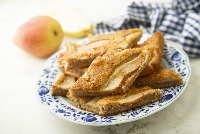 Clafoutis z gruszkami: francuskie ciasto naleśnikowe z owocami